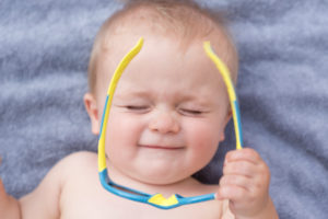 Baby auf Decke liegend mit Sonnenbrille, Portrait Baby auf Decke liegend mit Sonnenbrille, Portrait